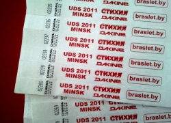 Нанесение красной краской на контрольные браслеты из бумаги Tyvek White. UDS FEST 2011 MINSK.